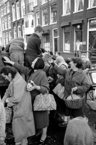 Restantenopruiming bij V & D magazijnen . Graaiende vrouwen, Bestanddeelnr 912-9253