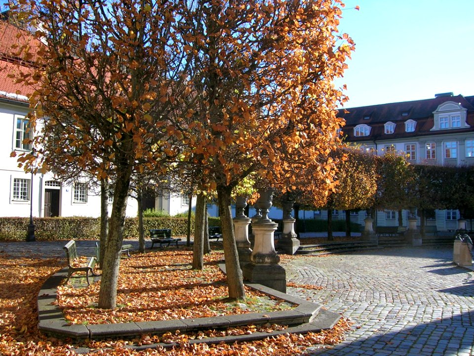 Residenzplatz Eichstätt -Platzabschluss im Herbst