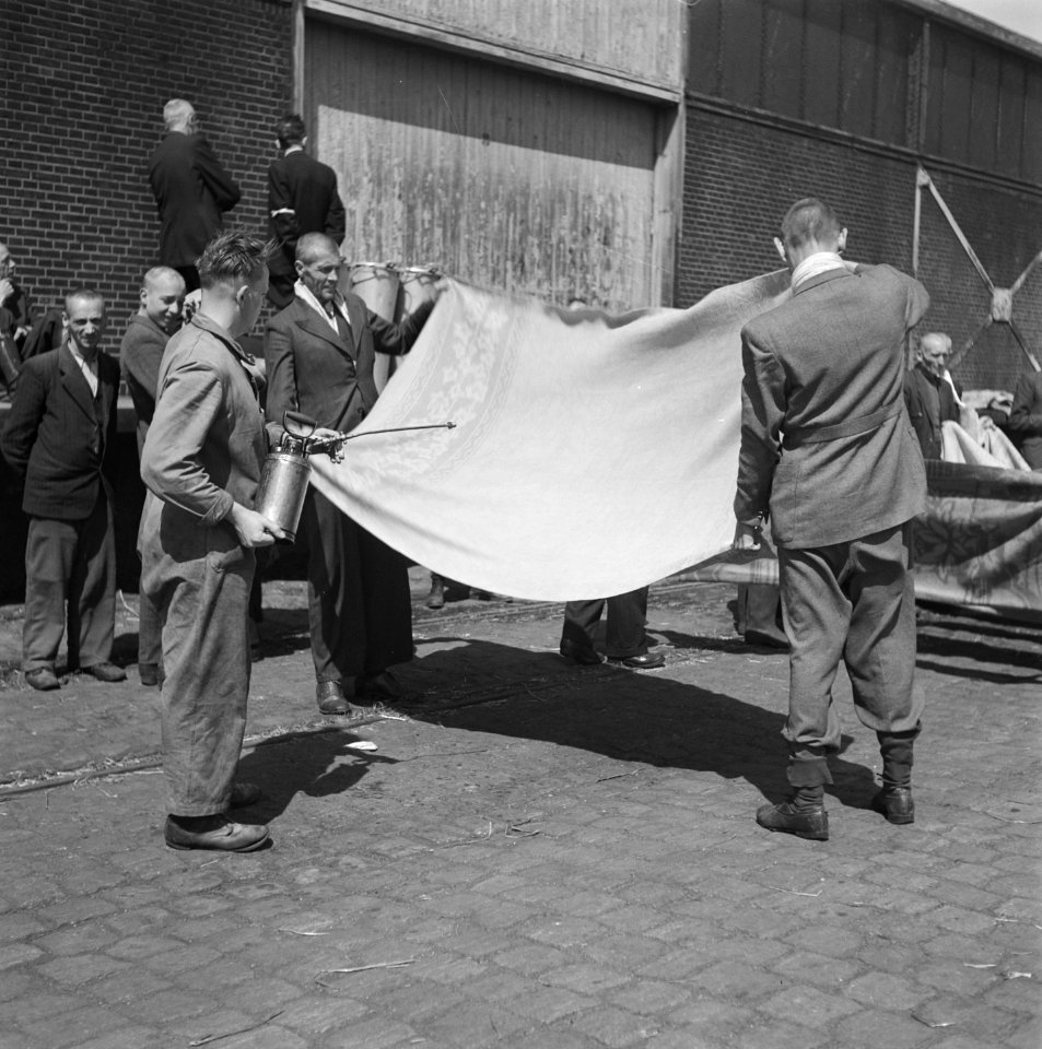 Reportage van het interneringskamp op de Levantkade te Amsterdam. Nu zijn er ca., Bestanddeelnr 900-4235