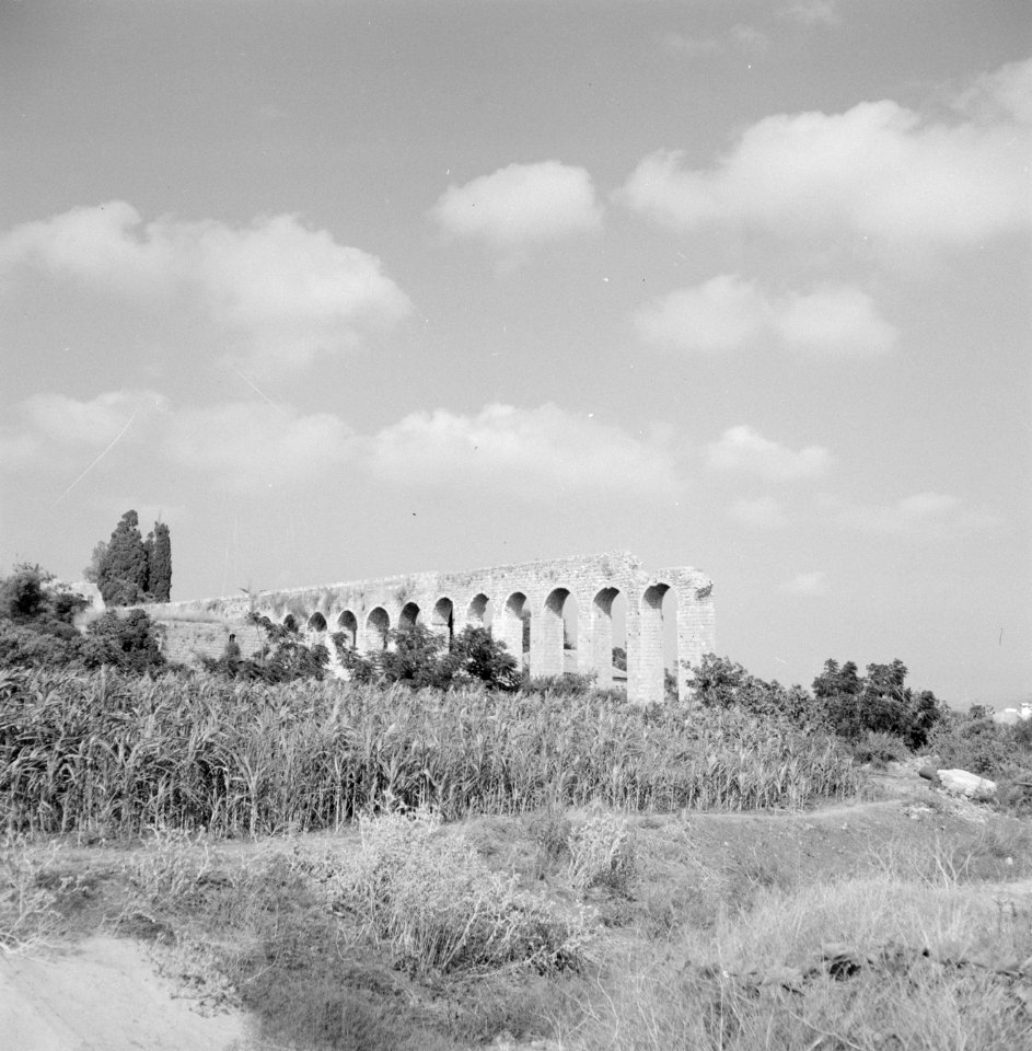 Restanten van een Turks aquaduct temidden van de velden, Bestanddeelnr 255-3197