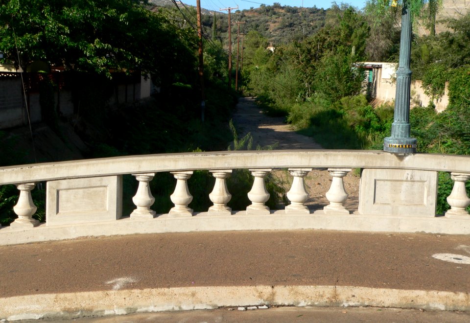Reppy Ave Bloody Tanks bridge US railing 3
