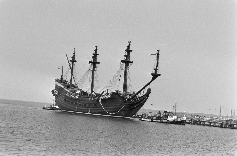 Replica van VOC-schip verscheept van Makkum naar Amsterdam de Prins Willem nab, Bestanddeelnr 933-3694
