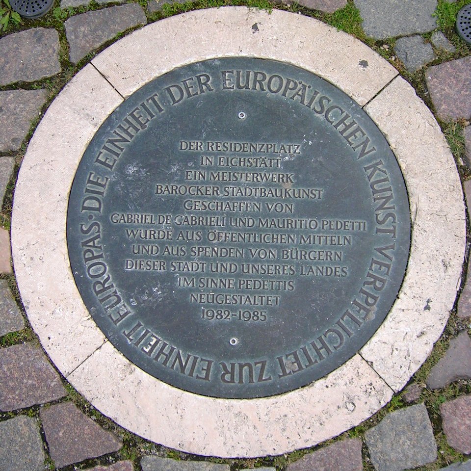 Residenzplatz Eichstätt -Gedenkstein Renovierung 1985