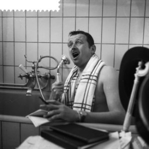 Repetities van Toon Hermans voor zijn komende One Man Show in het bad met de h, Bestanddeelnr 911-0667 photo