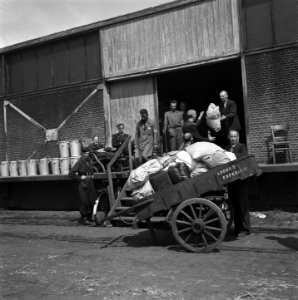 Reportage van het interneringskamp op de Levantkade te Amsterdam. Nu zijn er ca., Bestanddeelnr 900-4226