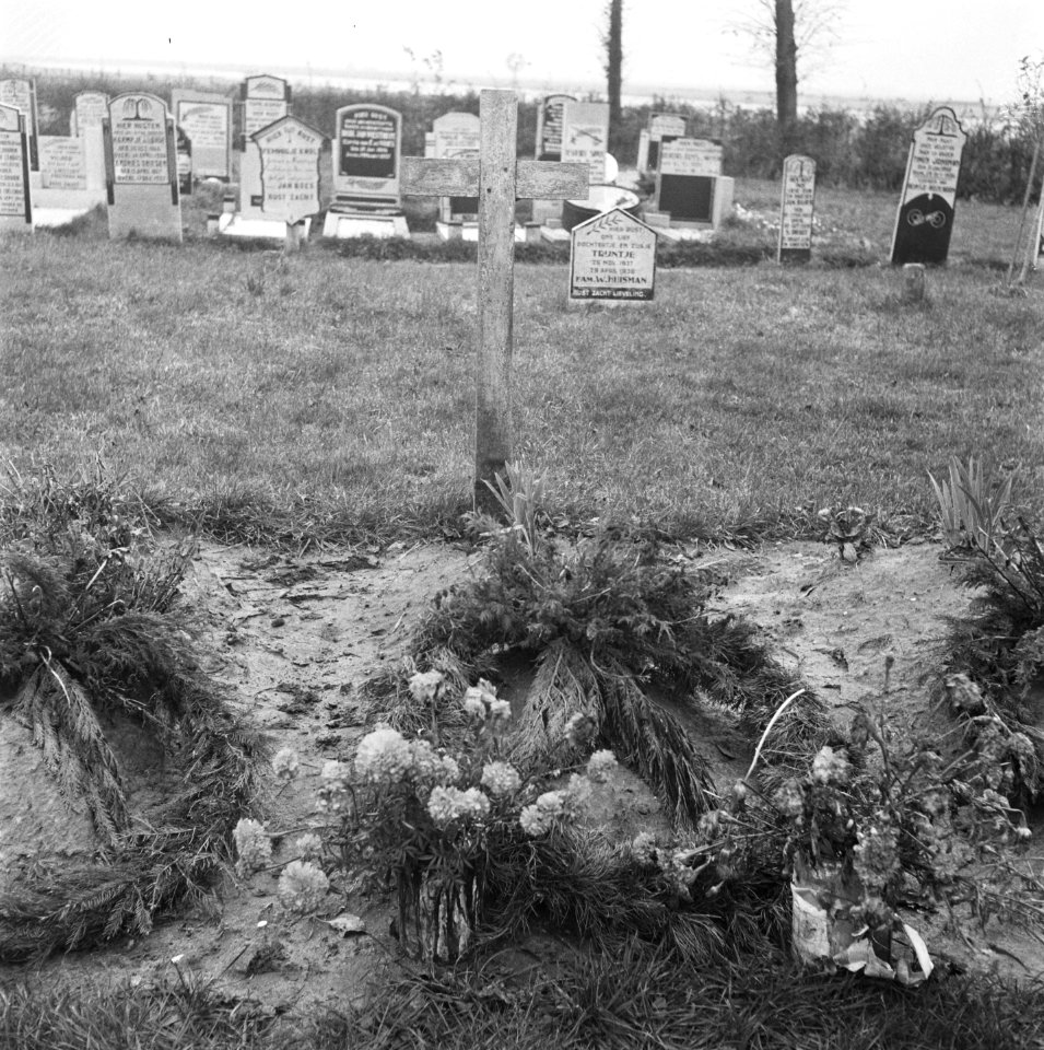Reportage begraafplaats te Vollenhove met graven van Engelse vliegeniers, Bestanddeelnr 901-0095