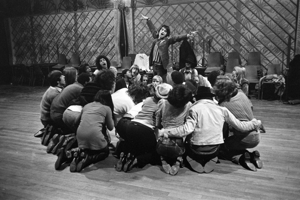 Repetities voor musical Hair in Amsterdam. Hoofdrolspeler Oliver Tobias hoog b, Bestanddeelnr 923-0776