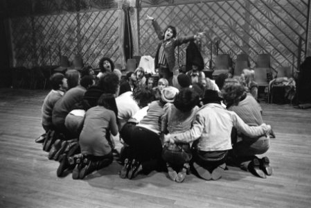 Repetities voor musical Hair in Amsterdam. Hoofdrolspeler Oliver Tobias hoog b, Bestanddeelnr 923-0776