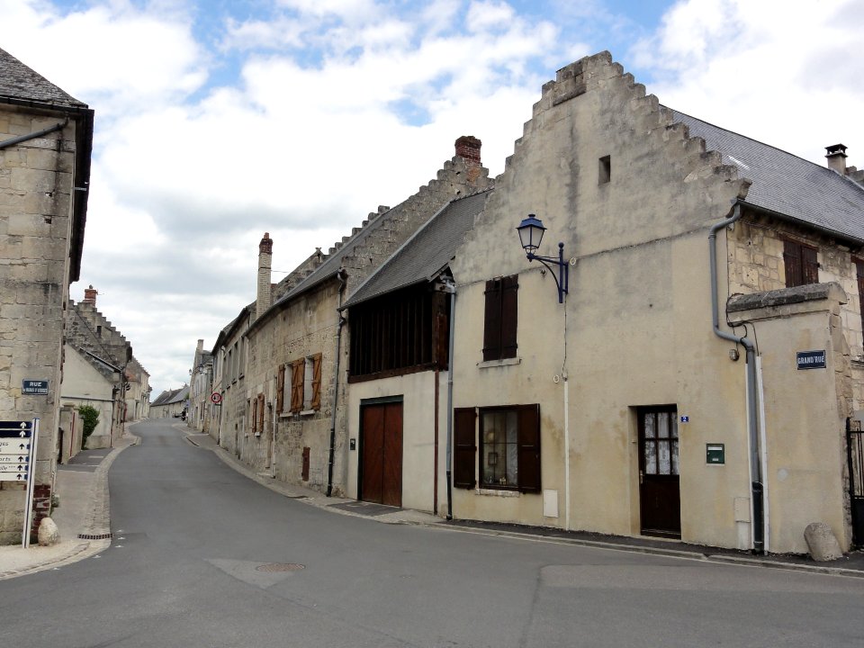 Ressons-le-Long (Aisne) Grand Rue, avec pignons à échelons