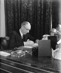 Reportage Britse Ambassade en ambassadeur Sir Neville Bland ivm zijn 60ste ve, Bestanddeelnr 901-3431
