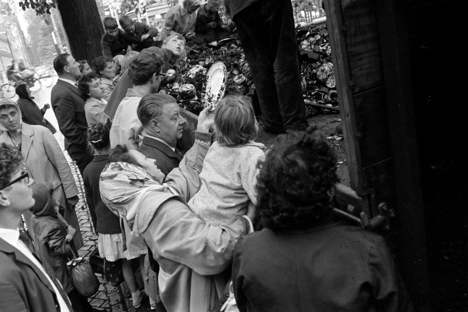 Restantenopruiming bij V & D magazijnen . Graaiende vrouwen bij autos, Bestanddeelnr 912-9251
