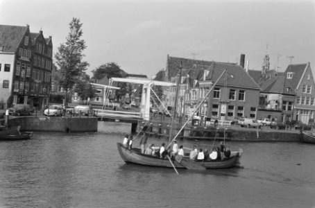 Replica sloep Batavia in haven van Hoorn, Bestanddeelnr 934-0955