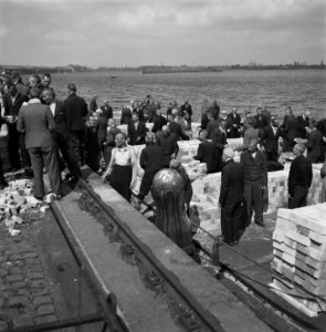 Reportage van het interneringskamp op de Levantkade te Amsterdam. Nu zijn er ca., Bestanddeelnr 900-4223