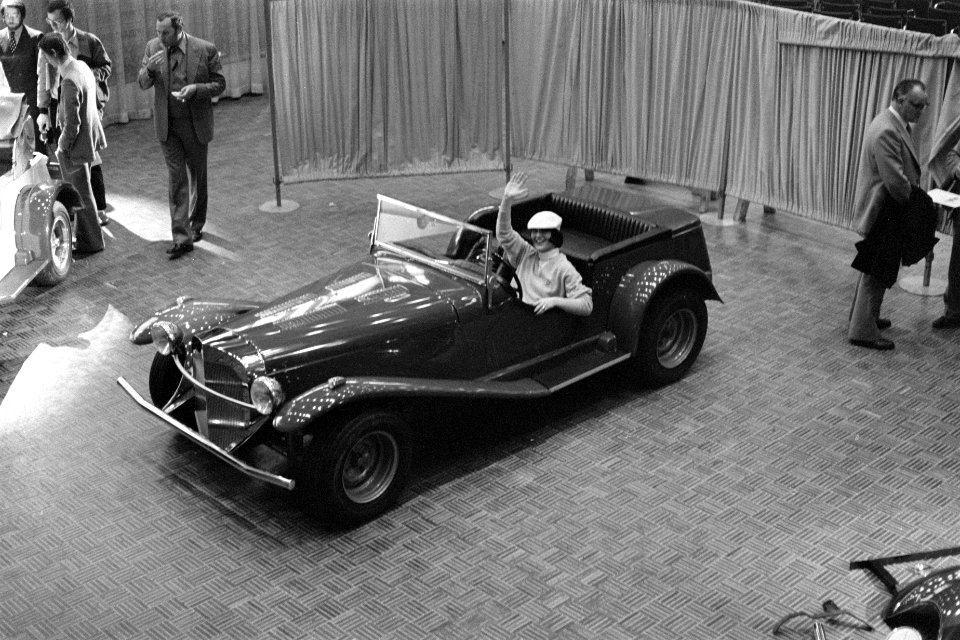 Replia Mercedes Benz 1929 op bodemplaat VW-kever, getoond in RAI door Classic Re, Bestanddeelnr 929-4056