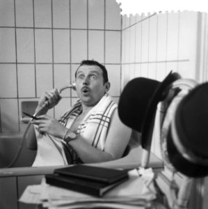 Repetities van Toon Hermans voor zijn komende One Man Show in het bad met de h, Bestanddeelnr 911-0665 photo