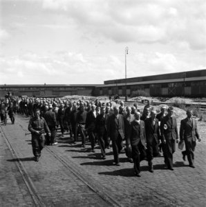 Reportage van het interneringskamp op de Levantkade te Amsterdam. Nu zijn er ca., Bestanddeelnr 900-4214
