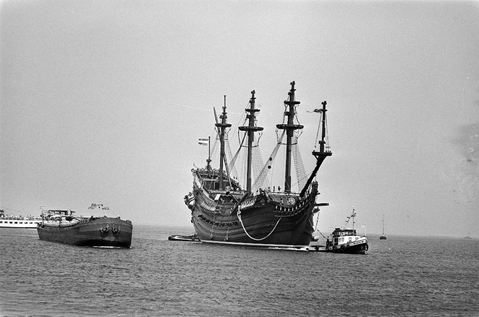 Replica van VOC-schip verscheept van Makkum naar Amsterdam de Prins Willem nab, Bestanddeelnr 933-3692