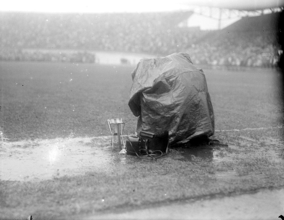 Reporters in de regen, Bestanddeelnr 902-3703
