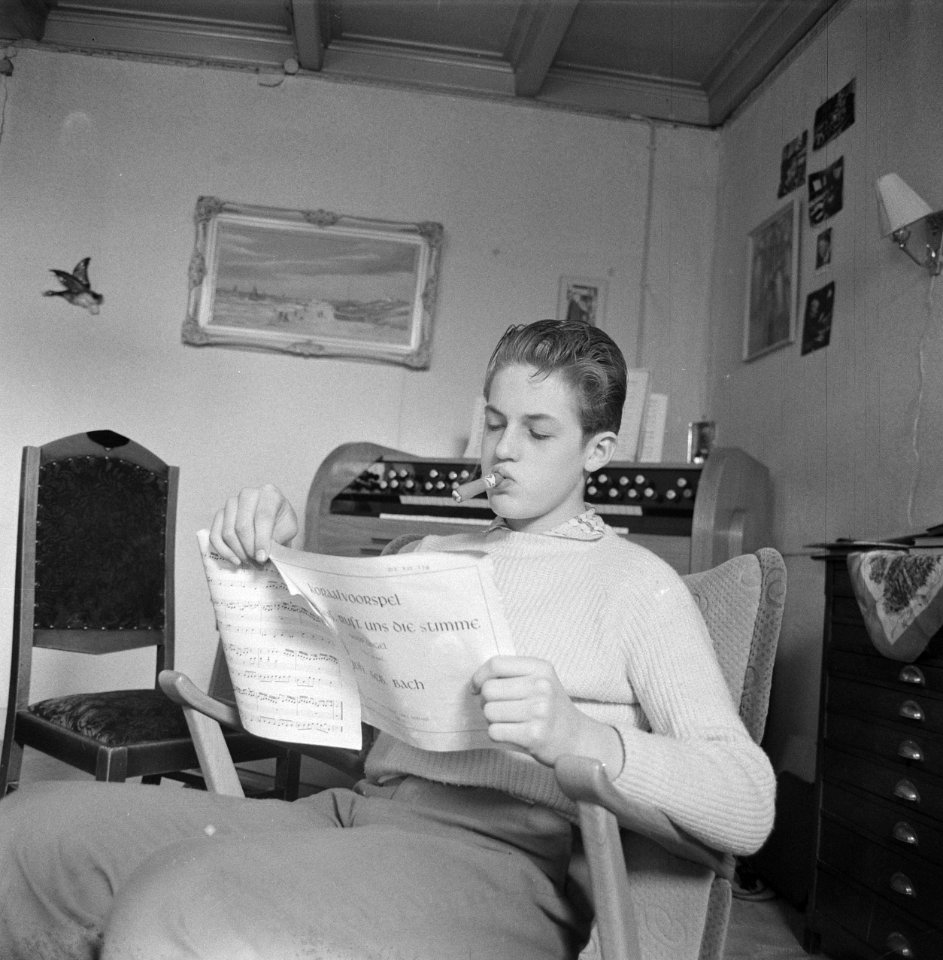 Reportage jonge zeer begaafde organist Dick van Rijn uit Katwijk aan Zee bekijkt partituur, Bestanddeelnr 912-3599