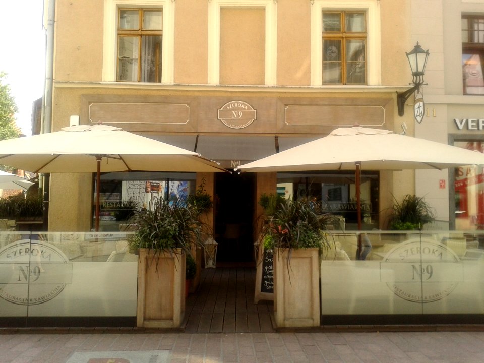 Restauracja i kawiarnia Szeroka No. 9 w Toruniu (na zewnątrz)