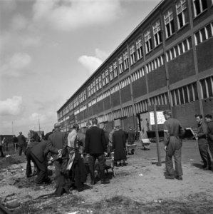 Reportage van het interneringskamp op de Levantkade te Amsterdam. Nu zijn er ca., Bestanddeelnr 900-4216