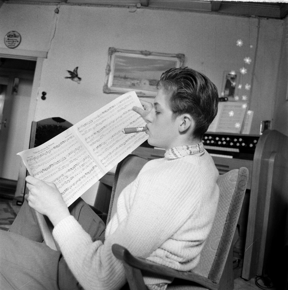 Reportage jonge zeer begaafde organist Dick van Rijn uit Katwijk aan Zee thuis , Bestanddeelnr 912-3612