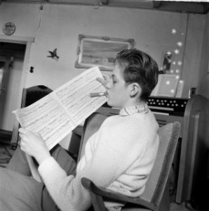Reportage jonge zeer begaafde organist Dick van Rijn uit Katwijk aan Zee thuis , Bestanddeelnr 912-3612