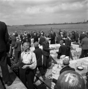 Reportage van het interneringskamp op de Levantkade te Amsterdam. Nu zijn er ca., Bestanddeelnr 900-4222