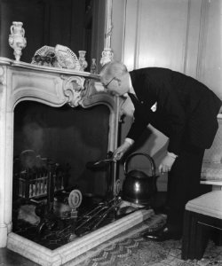Reportage Britse Ambassade en ambassadeur Sir Neville Bland i.v.m. zijn 60ste ve, Bestanddeelnr 901-3434