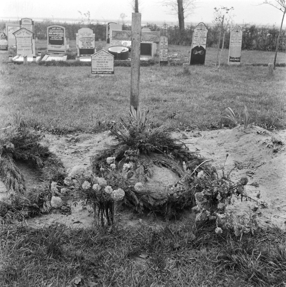 Reportage begraafplaats te Vollenhove met graven van Engelse vliegeniers, Bestanddeelnr 901-0094