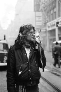 Reporter Stan van Houk van radiostad Amsterdam met portofoon, Bestanddeelnr 931-3119