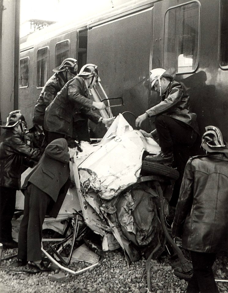 Restanten van een door een trein aangereden auto bij de Baljuwslaan te Haarlem afbeelding door C. de Boer. - 1968.03.20. - 1 foto zwart-wit 23,2x18,2 cm. Afgebeeld is het door de brandweer v, NL-HlmNHA 54022903