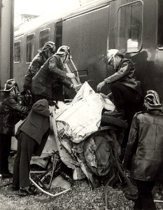 Restanten van een door een trein aangereden auto bij de Baljuwslaan te Haarlem afbeelding door C. de Boer. - 1968.03.20. - 1 foto zwart-wit 23,2x18,2 cm. Afgebeeld is het door de brandweer v, NL-HlmNHA 54022903