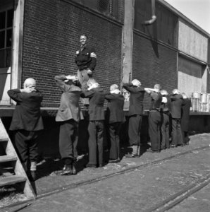 Reportage van het interneringskamp op de Levantkade te Amsterdam. Nu zijn er ca., Bestanddeelnr 900-4211