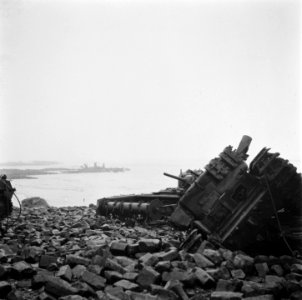Reportage van het oorlogsgebied na de slag om de Scheldemonding (Westkapelle), Bestanddeelnr 900-2006