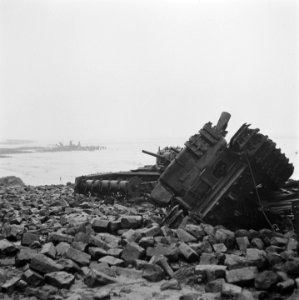 Reportage van het oorlogsgebied na de slag om de Scheldemonding (Westkapelle) u, Bestanddeelnr 900-2008