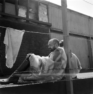 Reportage van het interneringskamp op de Levantkade te Amsterdam. Nu zijn er ca., Bestanddeelnr 900-4233