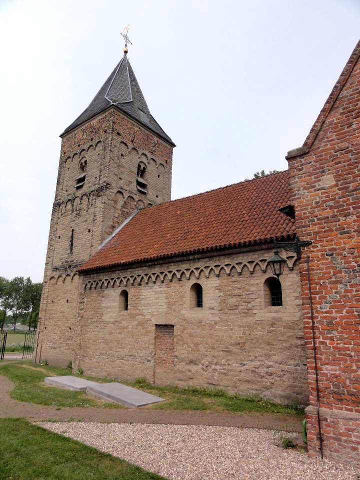 Ressen Rijksmonument 8944 NH kerk zuidzijde