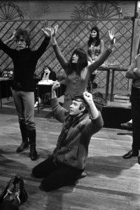 Repetities voor musical Hair in Amsterdam. Regisseur Victor Spinetti (Engeland, Bestanddeelnr 923-0775