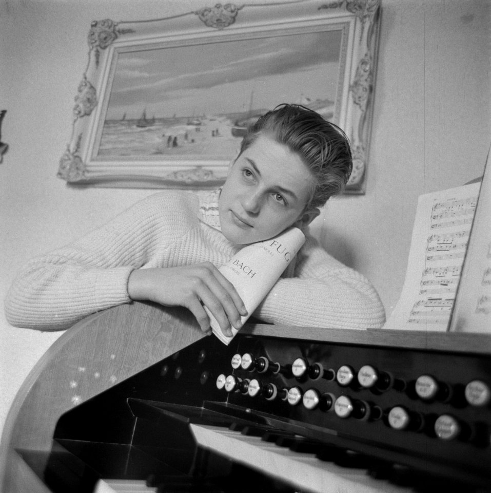 Reportage jonge zeer begaafde organist Dick van Rijn uit Katwijk aan Zee bij zijn studieorgel, Bestanddeelnr 912-3602