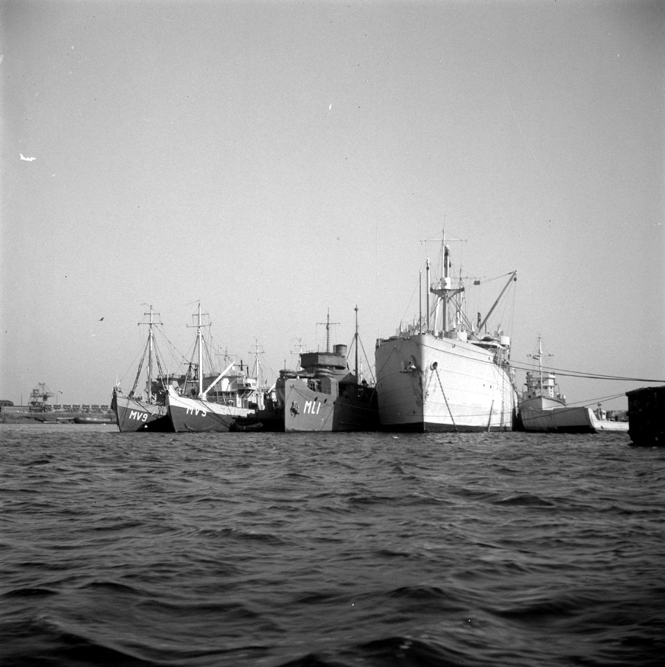 Reportage Vulcaan. Diverse mijnenvegers en andere marineschepen naast elkaar (MV, Bestanddeelnr 902-3625