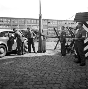 Reportage van het interneringskamp op de Levantkade te Amsterdam. Nu zijn er ca., Bestanddeelnr 900-4215