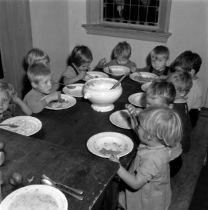 Reportage van het werk van de Stichting Oorlogs Pleegkinderen op het gebied van, Bestanddeelnr 900-9072