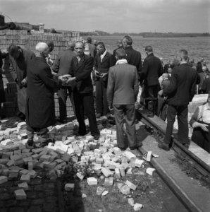Reportage van het interneringskamp op de Levantkade te Amsterdam. Nu zijn er ca., Bestanddeelnr 900-4224