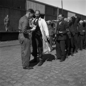 Reportage van het interneringskamp op de Levantkade te Amsterdam. Nu zijn er ca., Bestanddeelnr 900-4210