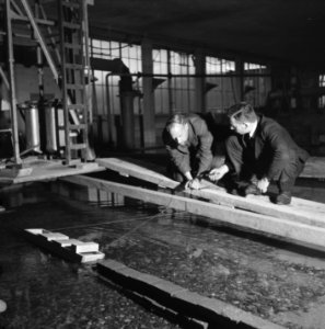Reportage uit het waterloopkundig laboratorium te Delft, betreffende de droogleg, Bestanddeelnr 900-9480