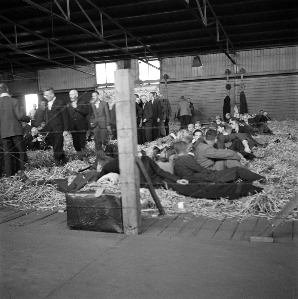 Reportage van het interneringskamp op de Levantkade te Amsterdam. Nu zijn er ca., Bestanddeelnr 900-4205