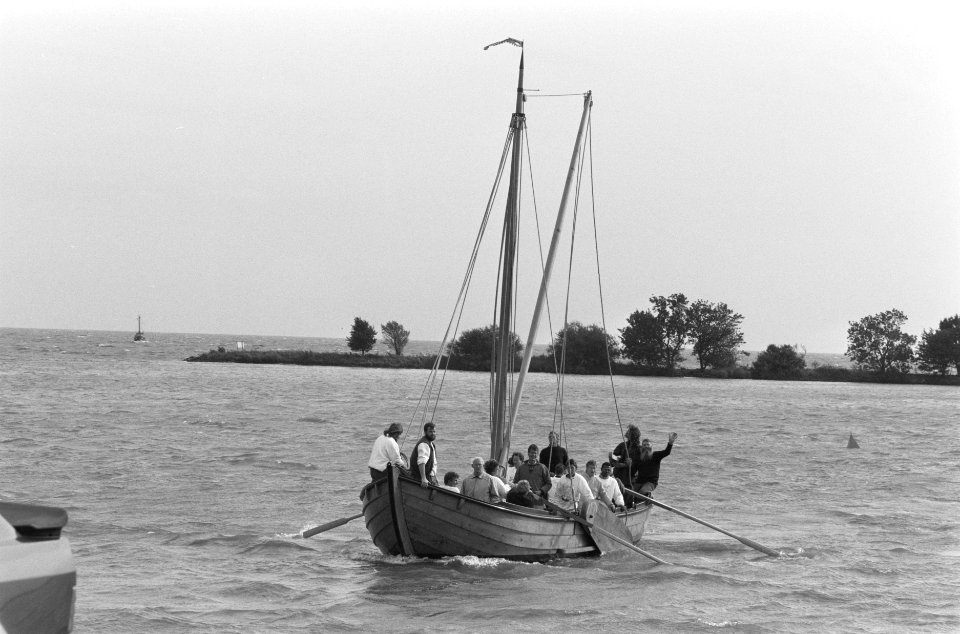 Replica sloep Batavia in haven van Hoorn, Bestanddeelnr 934-0956