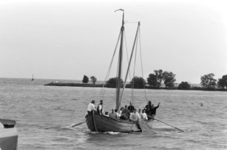 Replica sloep Batavia in haven van Hoorn, Bestanddeelnr 934-0956