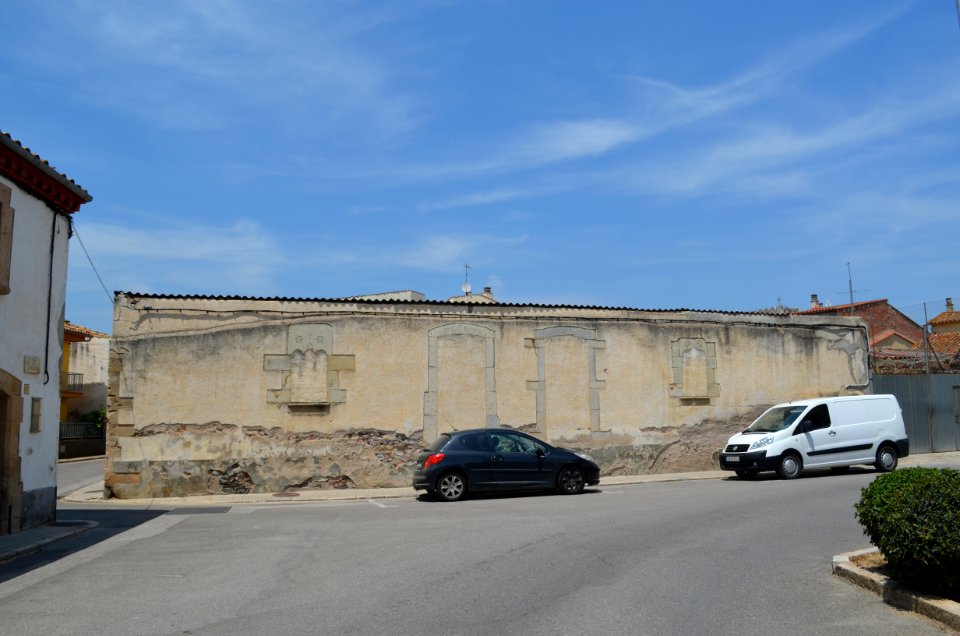 Riudarenes, Mur de la plaça de l'Església